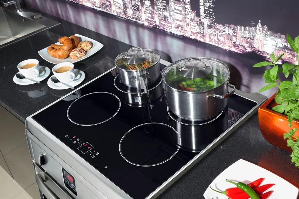 ตาแม่เหล็กไฟฟ้า (Induction Cooker) พร้อมหม้อสแตนเลสกำลังปรุงอาหารในครัวสมัยใหม่